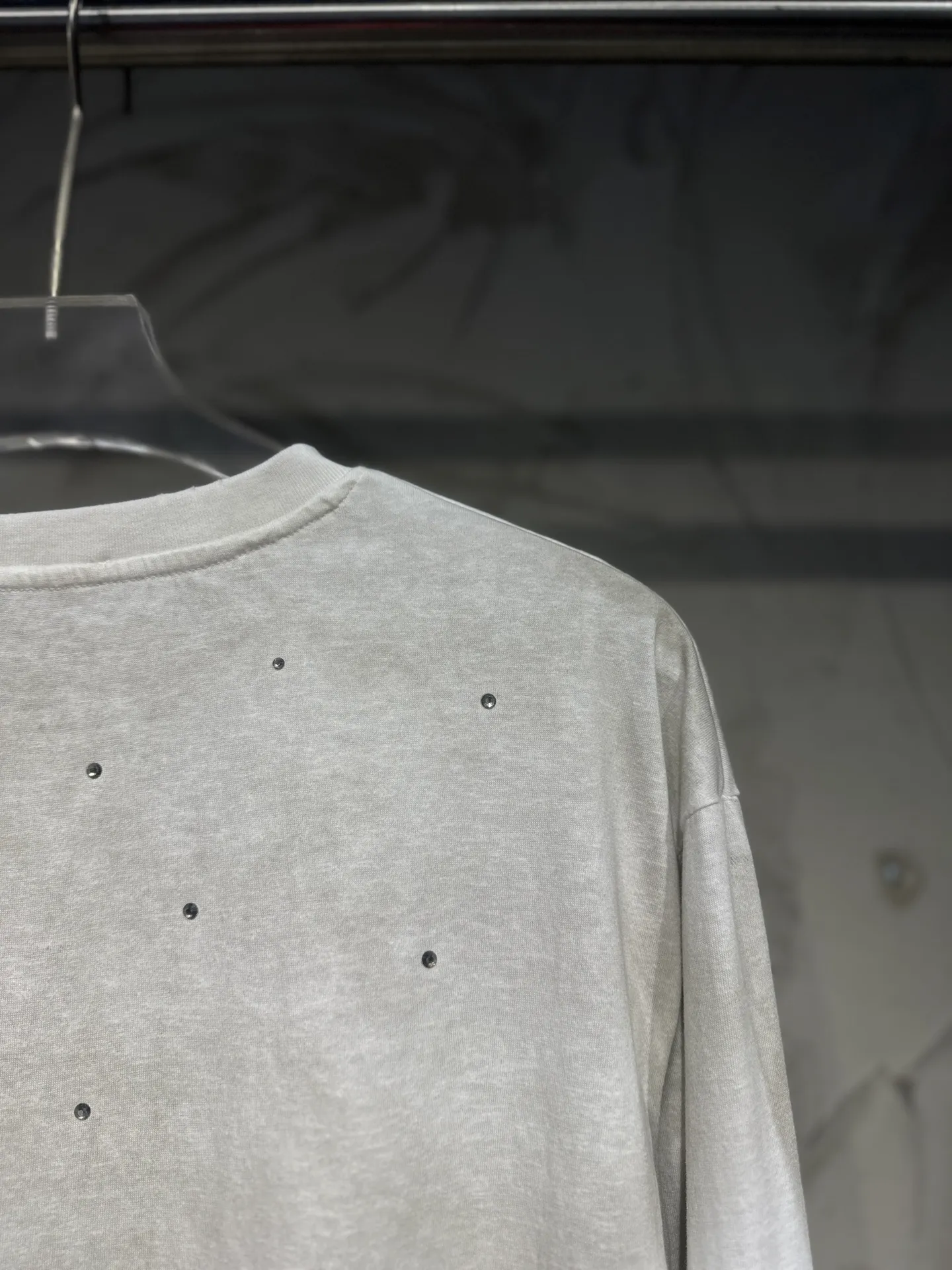 The highest version of Acne Studios long-sleeved Series distressed, dirty and mud-dyed long-sleeved T-shirts. The long-sleeved T-shirts with stir-fried colors and distressed edges are not picky. The snowflake cotton fabric feels soft and smooth and is not easy to wash. The fabric has been processed so it is sturdier than the quality ones in the counter. It can be used as sun protection clothing in summer. The same fabric as the original one is relatively thin. The feel and count are in place. The fried yellowing effect is cool. The printing effect is also in place. Details are online for comparison. 1 color four codes #long sleeve t-shirt # #acne Color: hot diamond white Size: S M LXL